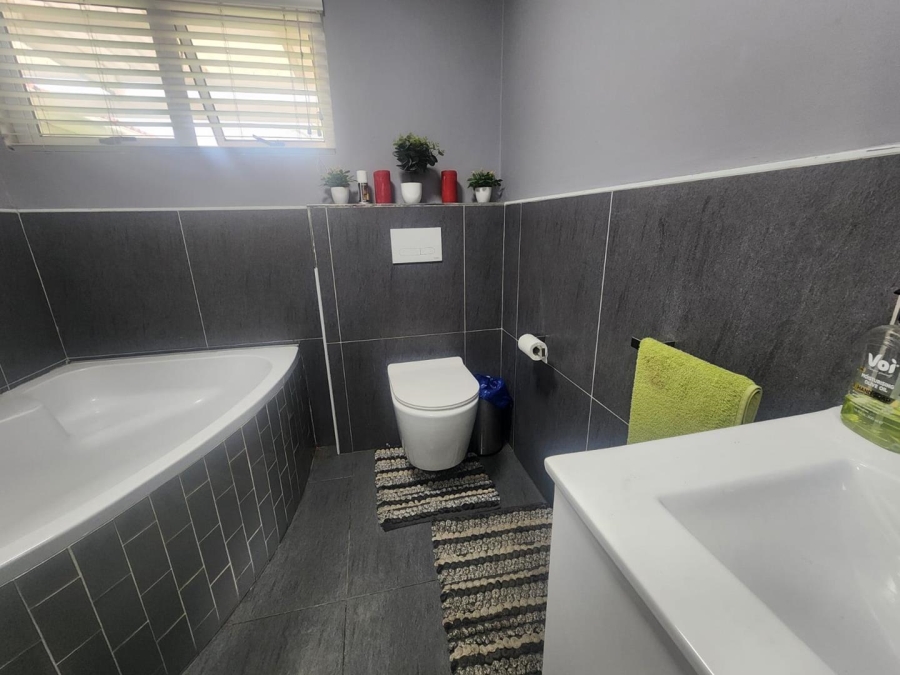 To Let 3 Bedroom Property for Rent in Bothasig Western Cape